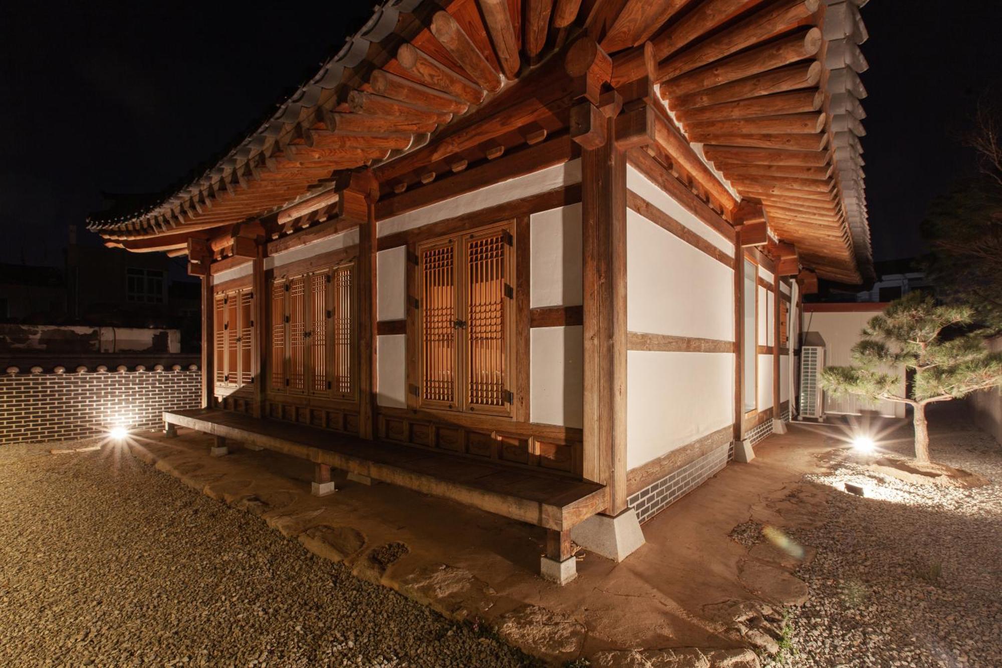 Cheong-Yeon, The Korean Traditional House Hanok In Jeonju Hanok Village Exterior foto